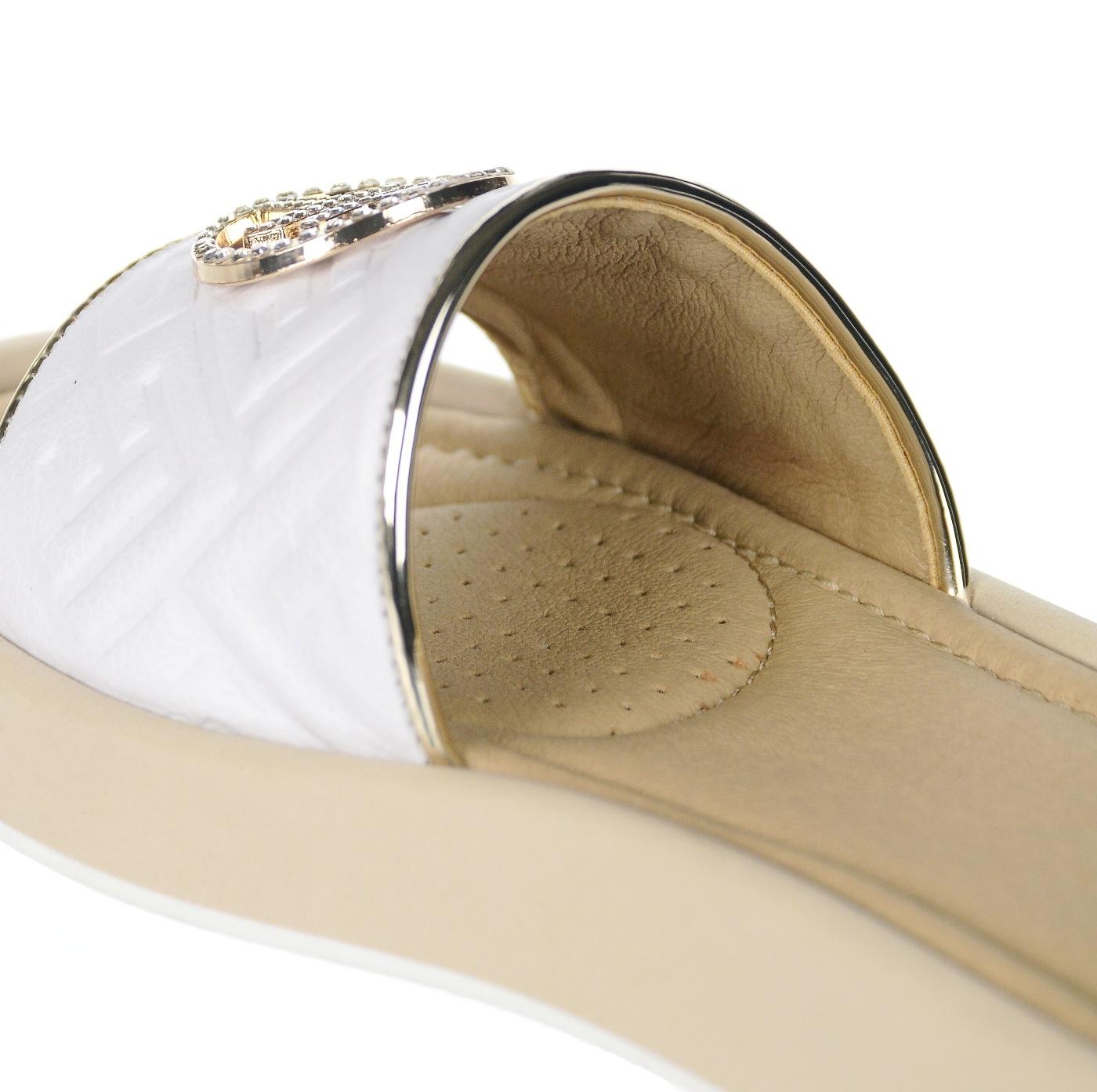 OLIVIA SHOES bielo-zlaté štýlové šľapky s okrúhlou ozdobou